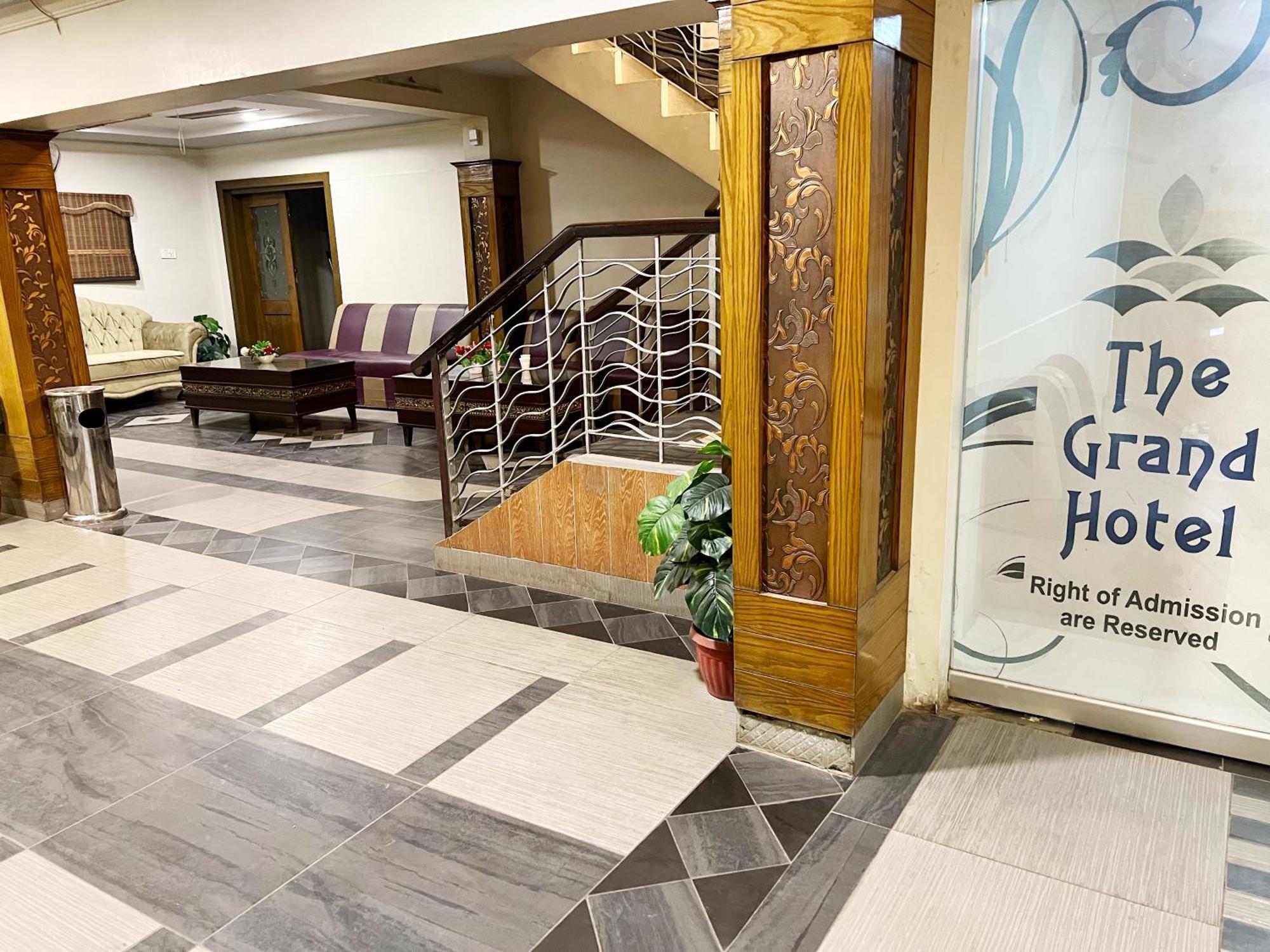 The Grand Hotel 물탄 외부 사진
