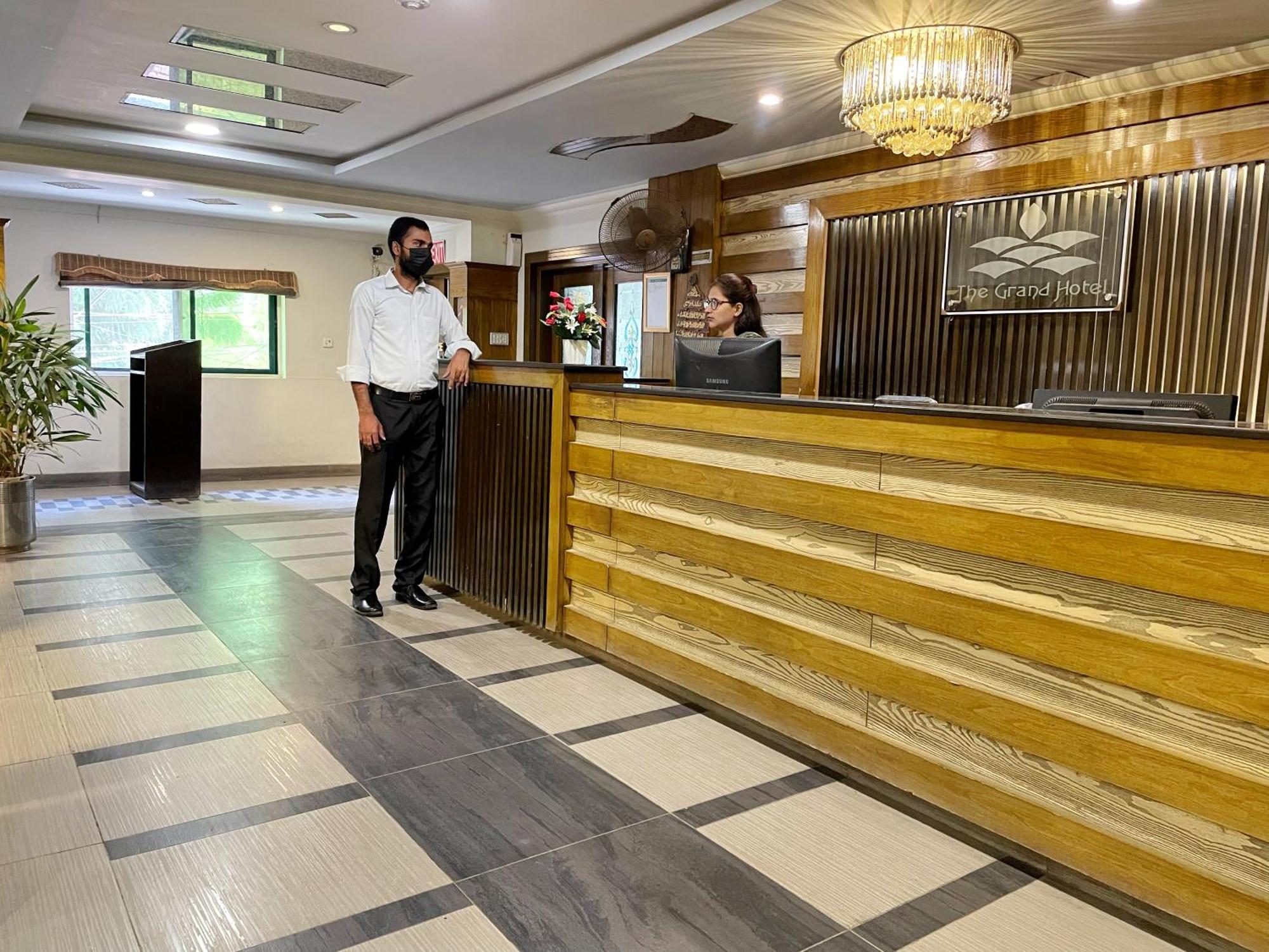 The Grand Hotel 물탄 외부 사진