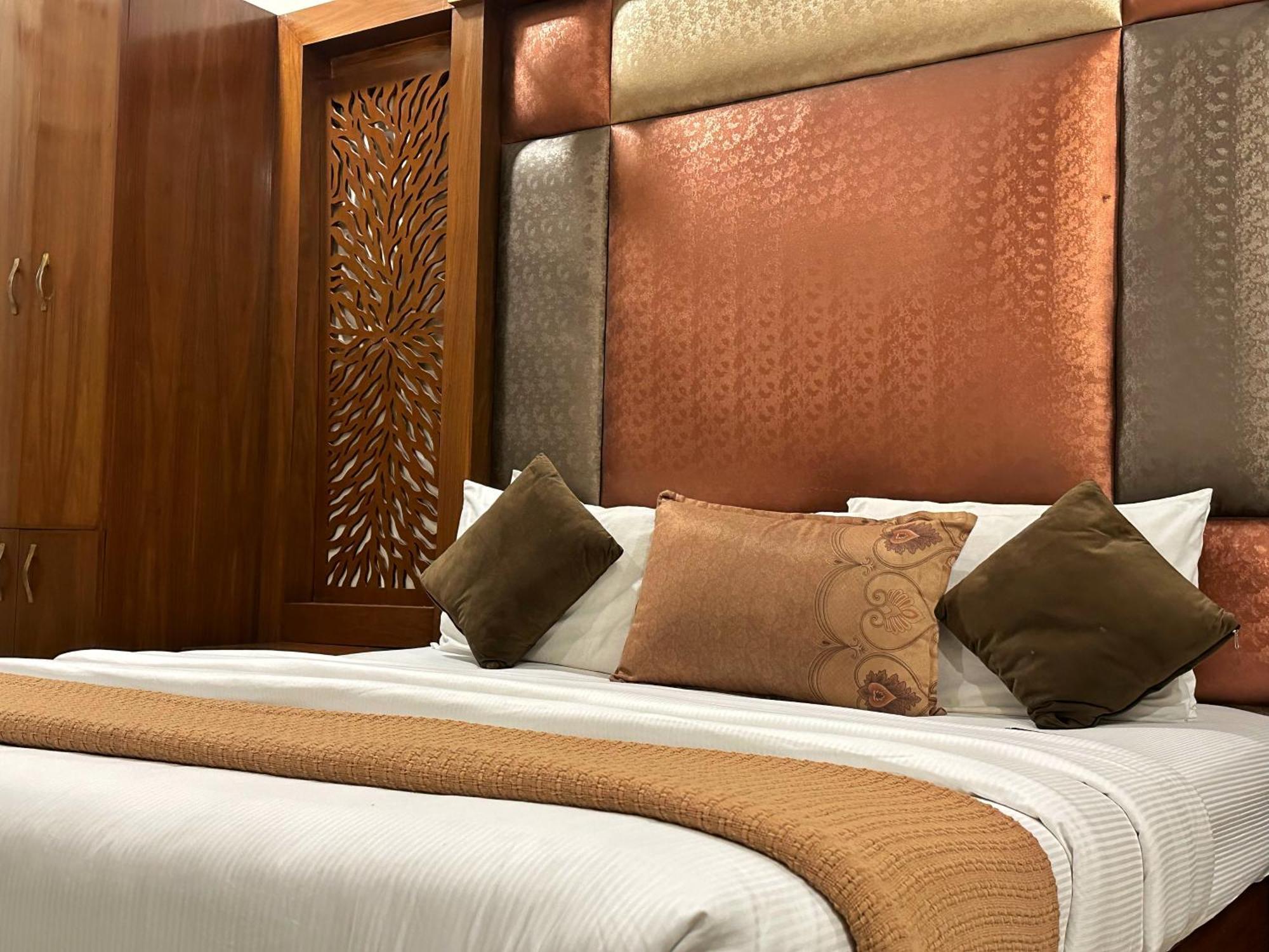 The Grand Hotel 물탄 외부 사진