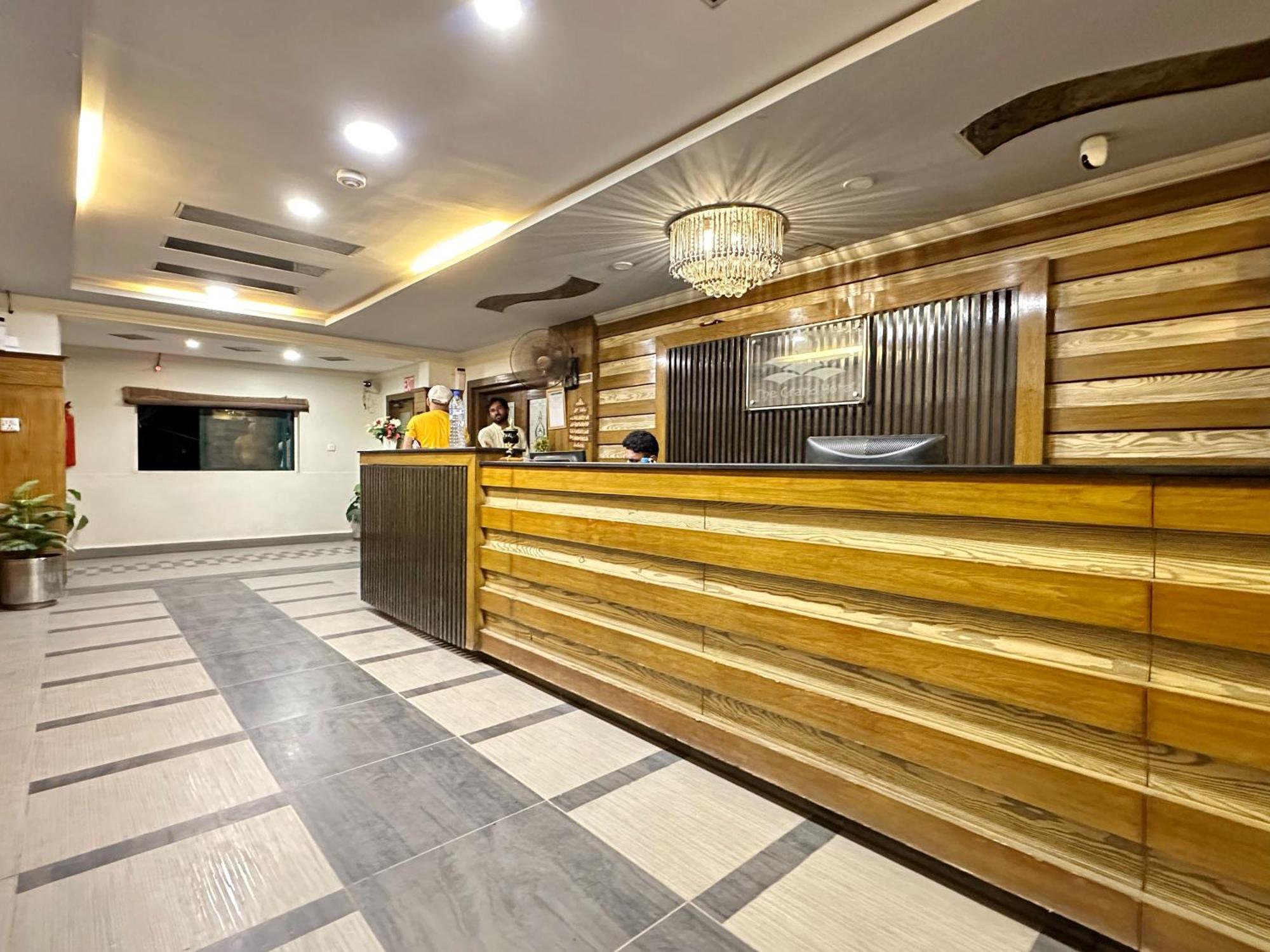 The Grand Hotel 물탄 외부 사진